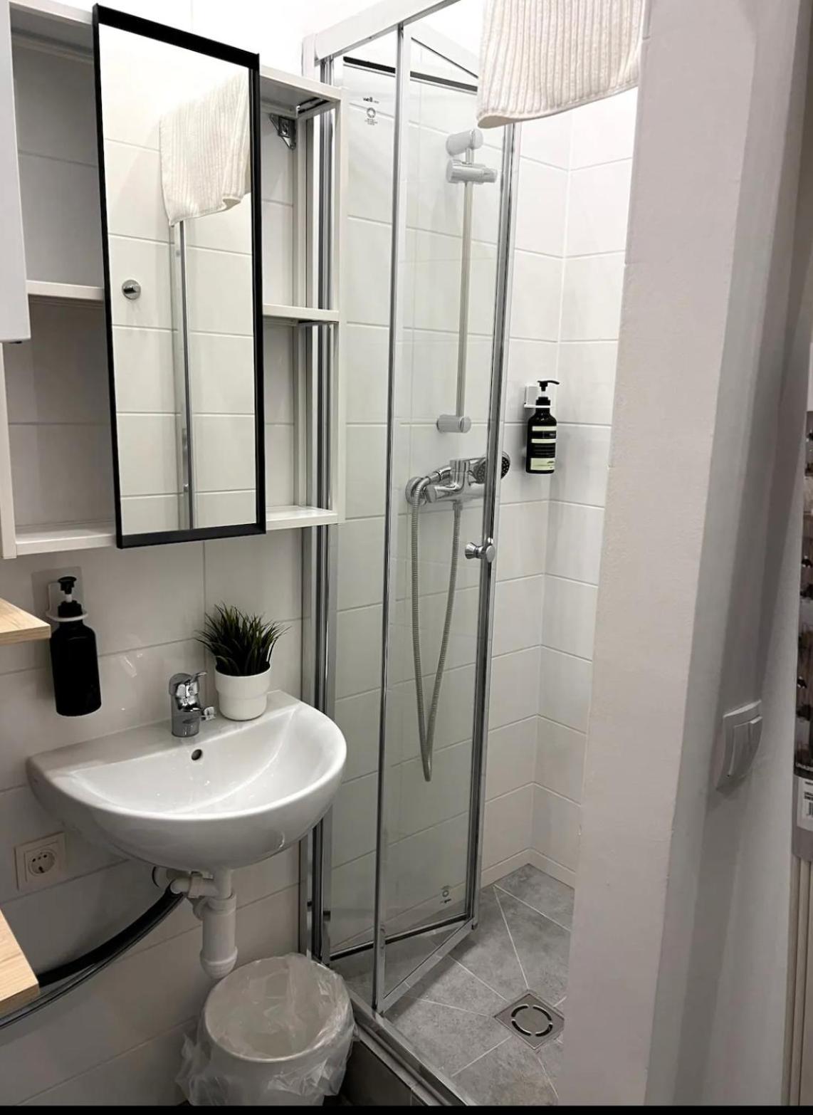 In 9 Apartament